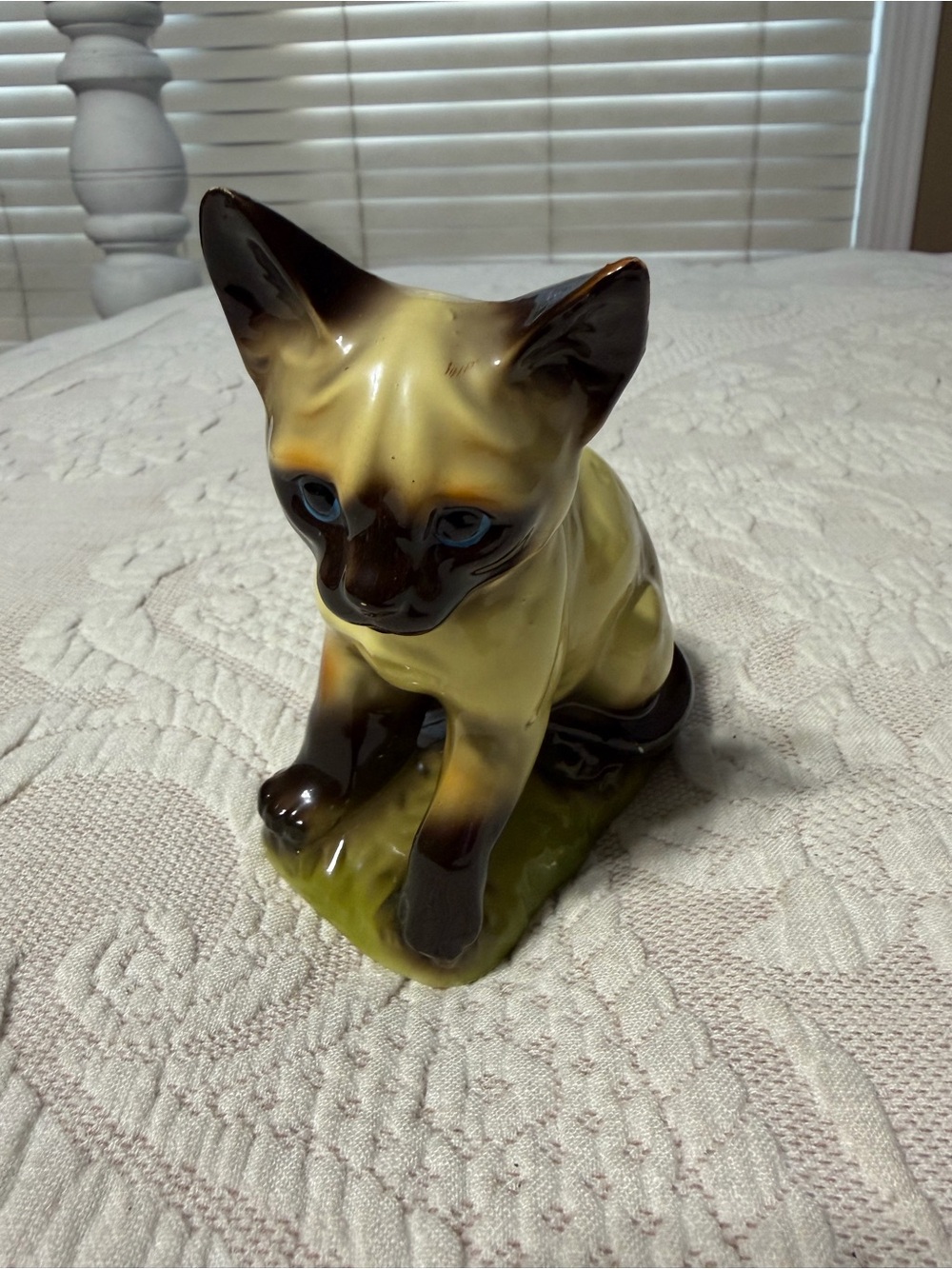 Vintage Ceramic Siamese Cat Figurine - Brown & Cream see pinhead size scuff EUC